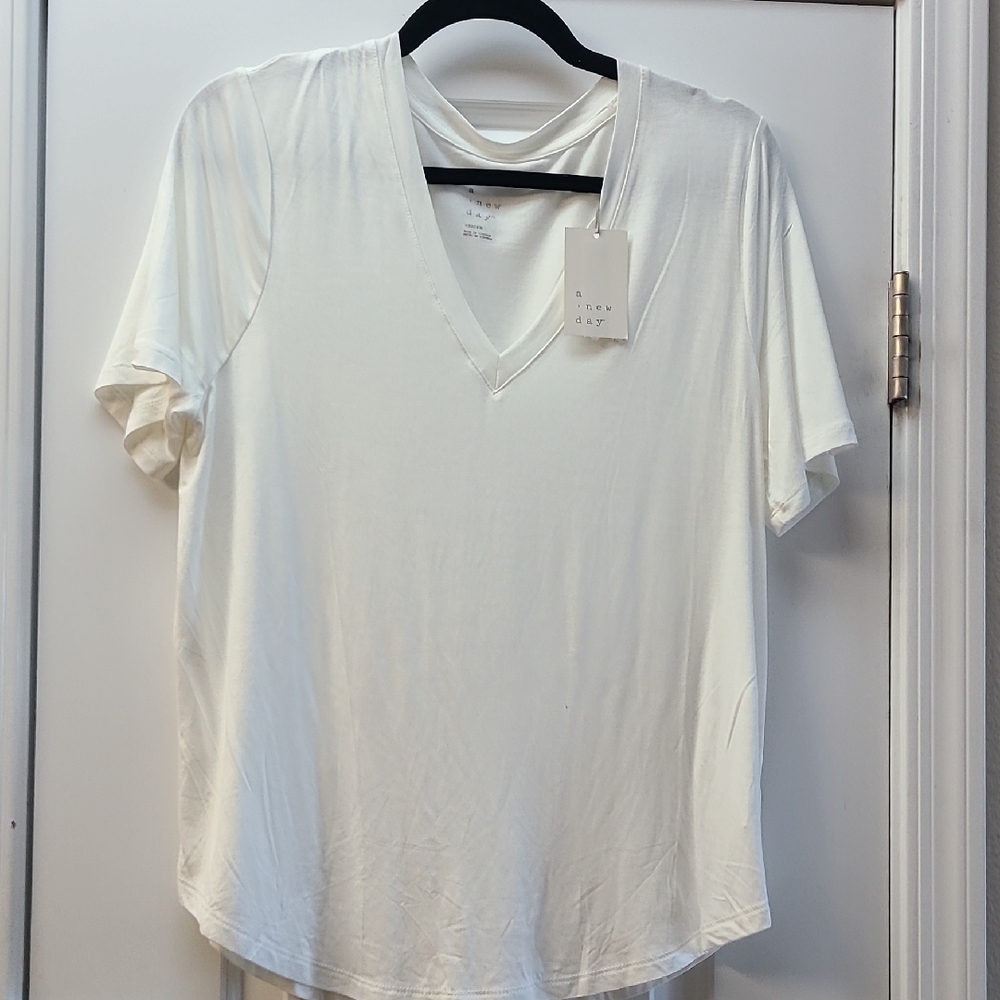 NWT! A New Day Size M White Rayon Tshirt. Very Soft. Smile Hem.